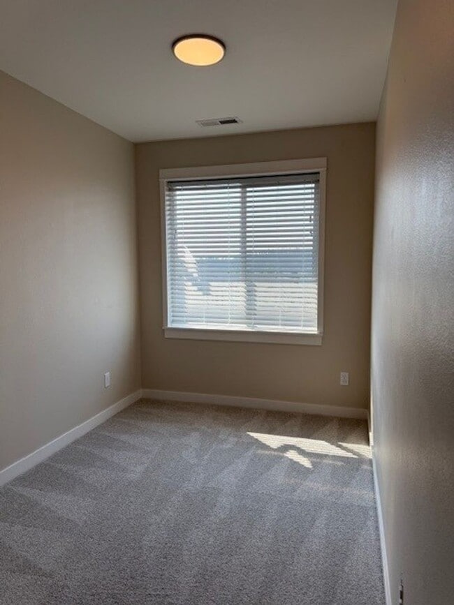 Building Photo - $500 OFF!! Newer South Salem Townhome - 2 ...
