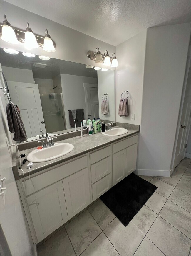 Building Photo - 192 W Silver Springs Dr