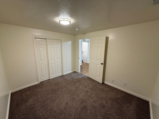 Building Photo - Beautiful 6 bedroom home!