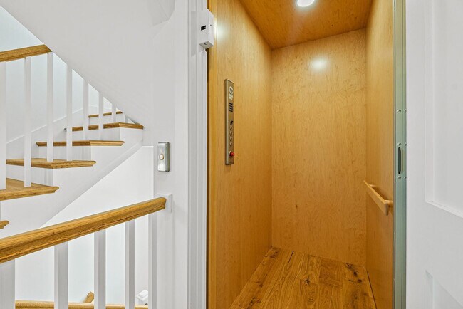 Building Photo - 105 8th St