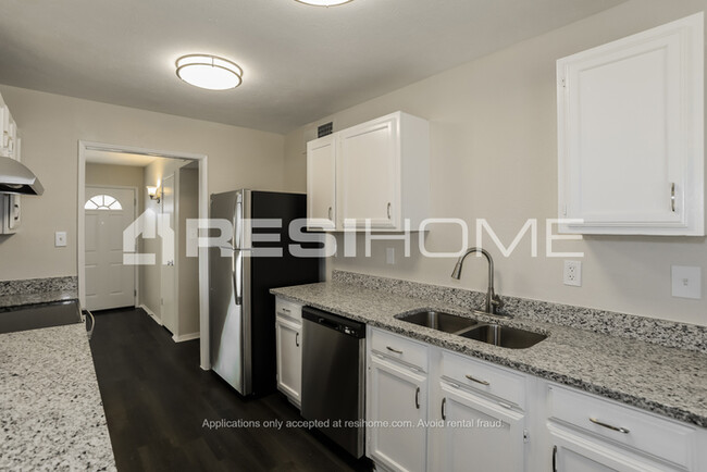 Building Photo - HOME FOR RENT!