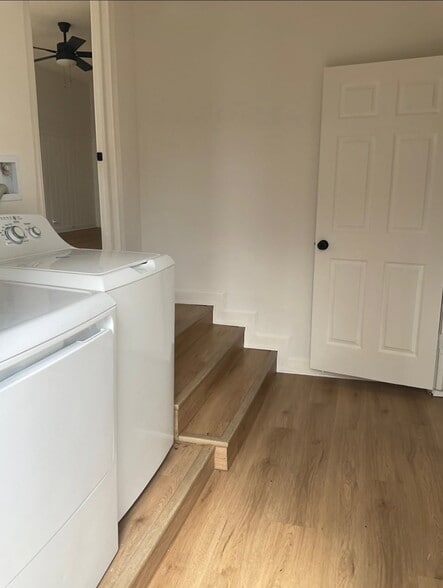 Building Photo - 326 E 1st St