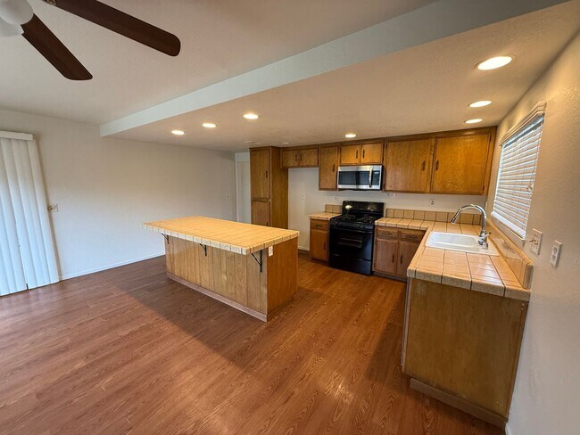 Building Photo - Victorville- Spring Valley Lake, 3 Bedrooms 2 bathrooms, New Paint