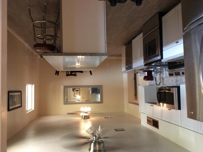 Building Photo - 2011 N Van Ness Ave