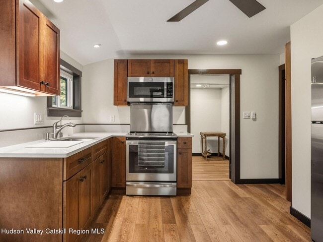 Building Photo - 5 Riverby Ln