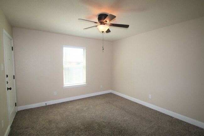 Building Photo - Coming Soon | 3BR/2BA Weatherford Town Home with Granite Countertops, Luxury Plank Floors & Appli...