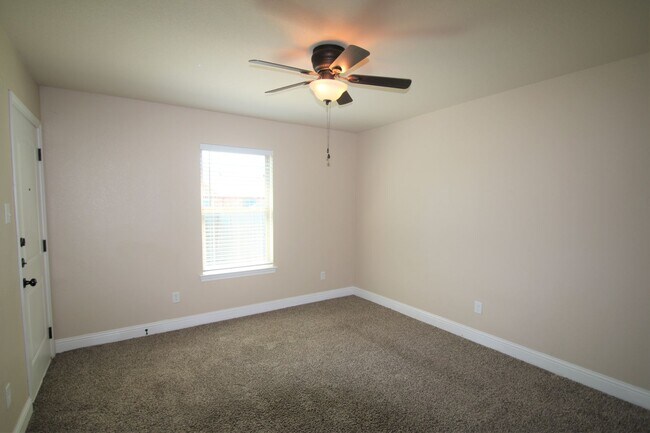 Building Photo - Move In Ready | 3BR/2BA Weatherford Town Home with Granite Countertops, Luxury Plank Floors & App...