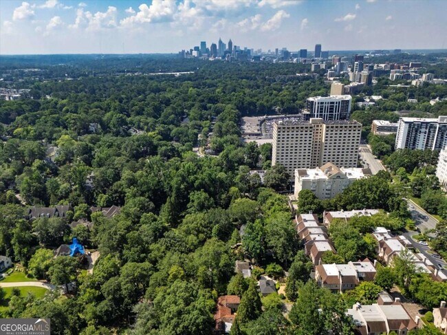 Building Photo - 2538 Parkside Dr NE