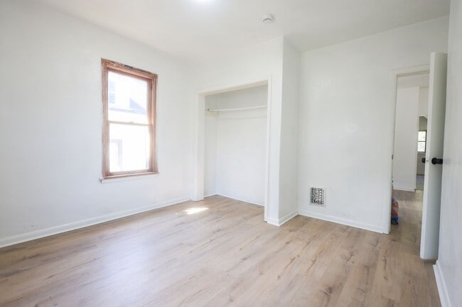 Building Photo - 816 W 22nd St