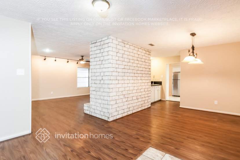 Building Photo - 10127 Sagerock Dr