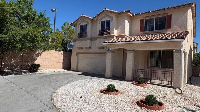Building Photo - A Must See!!