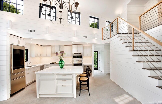 Building Photo - 7 Miller Ln W