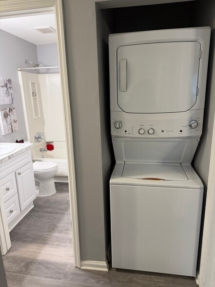 2nd hall bath - 102 Stone Hurst Ct