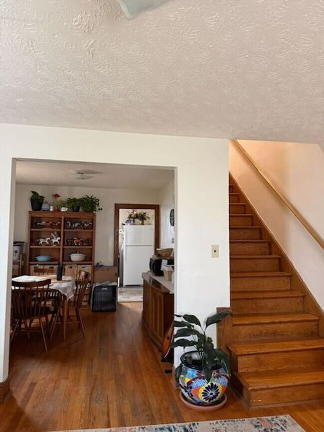 Building Photo - 4 Bedroom Townhome Across Street from JMU