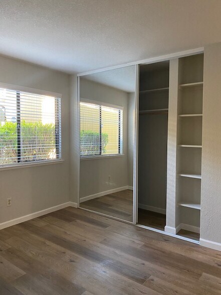 Building Photo - 1806 Woodlake Dr