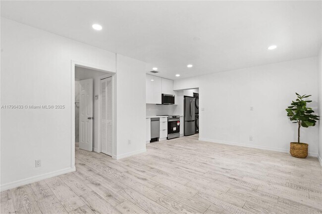 Building Photo - 1041 NE 9th Ave