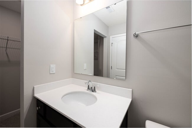 Building Photo - BEAUTIFUL 3BD/2.5BTH Townhome - MALLARD CREEK - AVAILABLE MAY/JUNE 2026