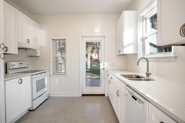 Building Photo - 1647 Lake Ella Dr