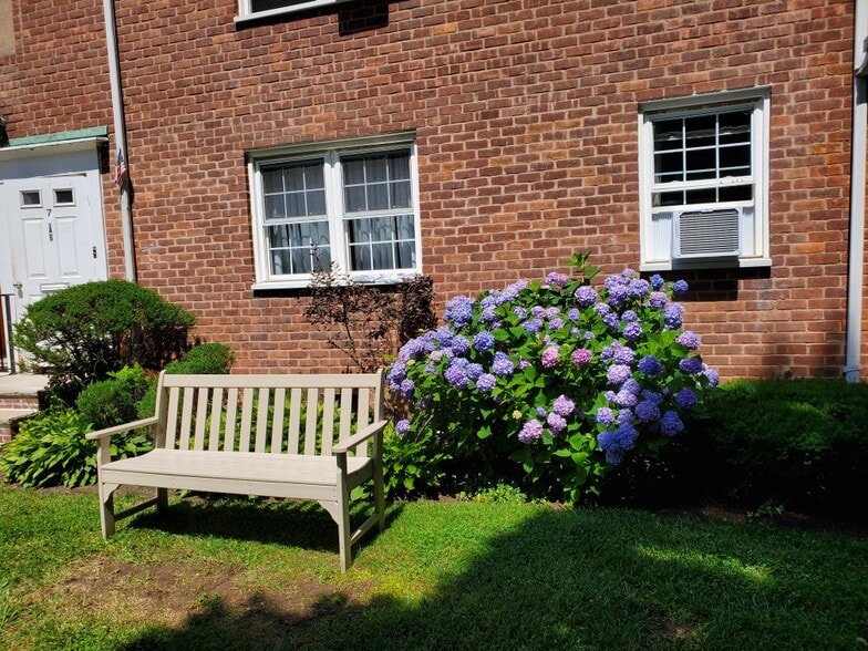 Building Photo - 100 Huguenot Ave