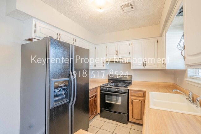 Building Photo - 3 BED 1 BATH! Schedule a tour today!