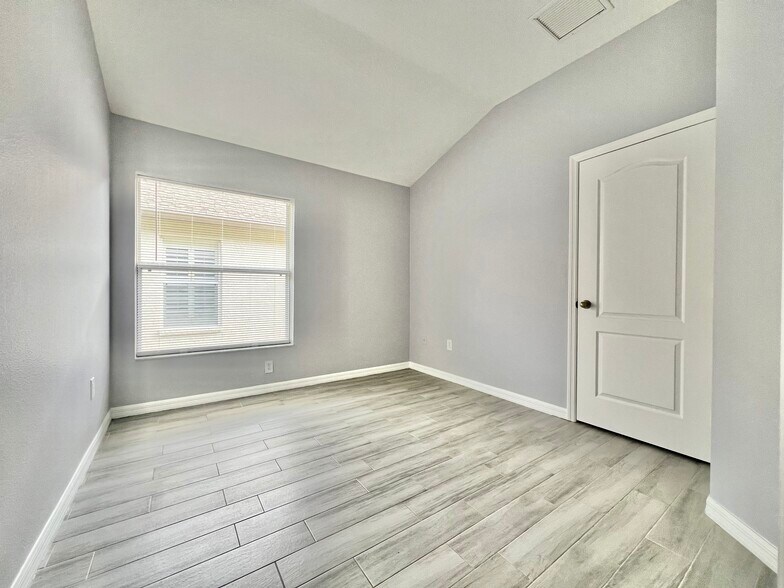 Building Photo - 1131 Zephyrhills Byp