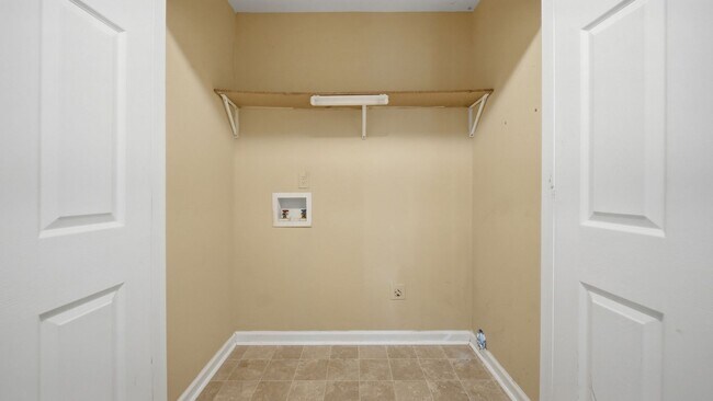 Building Photo - 3 bedroom, 2 bath adorable home in Cleveland!