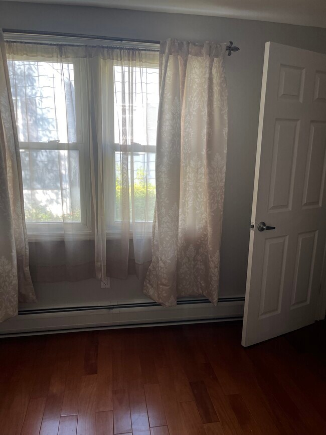 Building Photo - 71 Riverside Dr