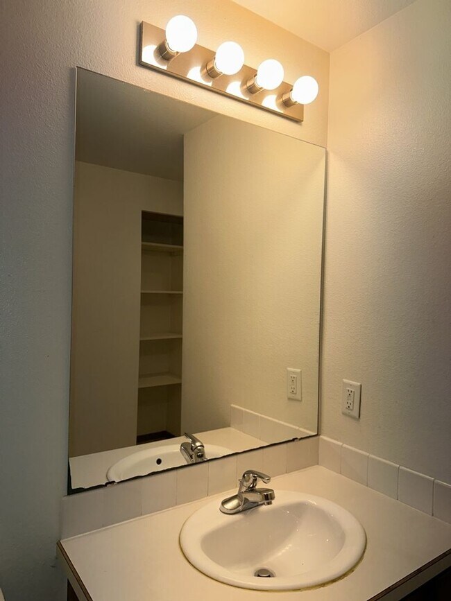 Building Photo - RENT SPECIAL! $1,000 OFF FIRST MONTH'S RENT!