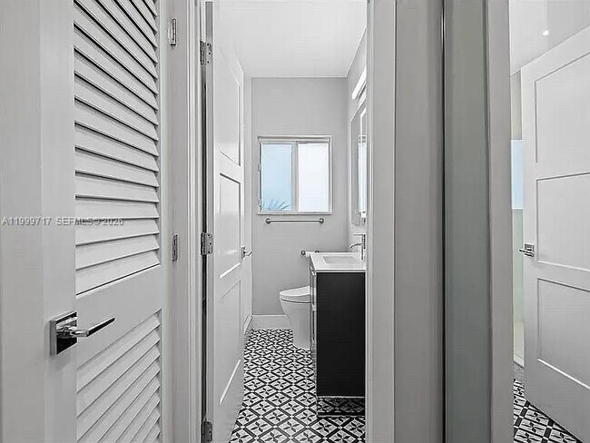 Building Photo - 808 NE 17th Way