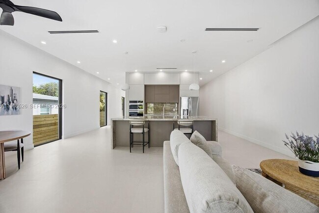 Building Photo - 1337 NE 13th Ave