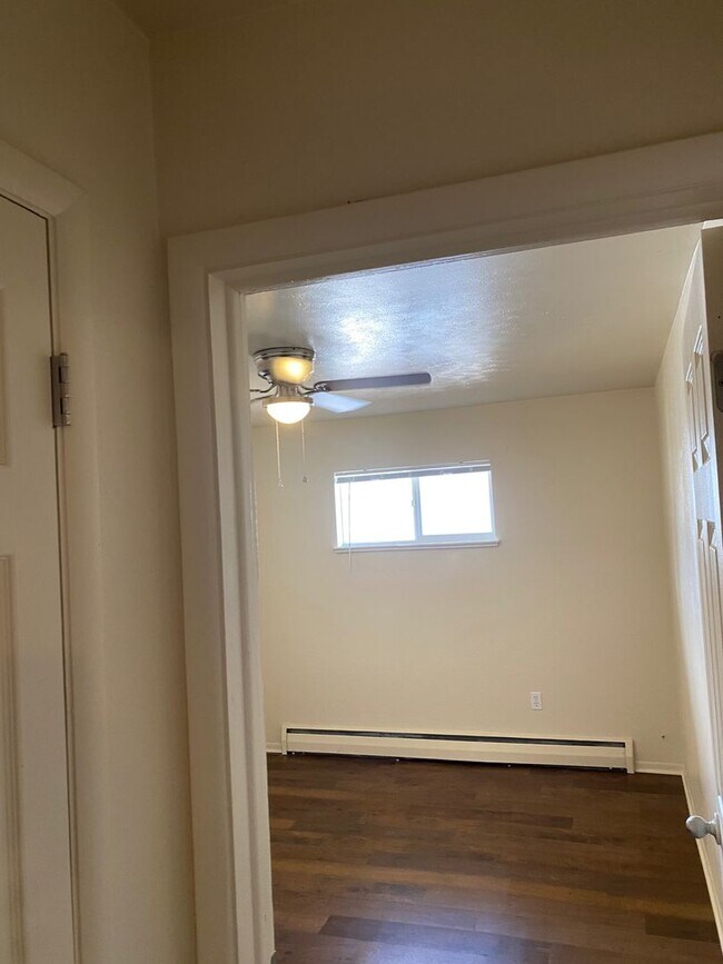 Building Photo - Central location | Lots of natural light