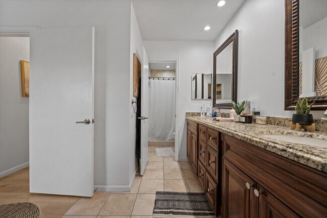 Building Photo - 404 Pine Tree Ct