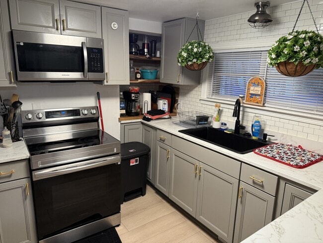 Building Photo - 628 Isler St