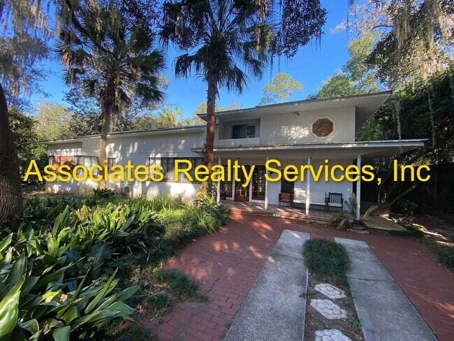 Building Photo - Charming 3 Bedroom w/ study that can be 4t...
