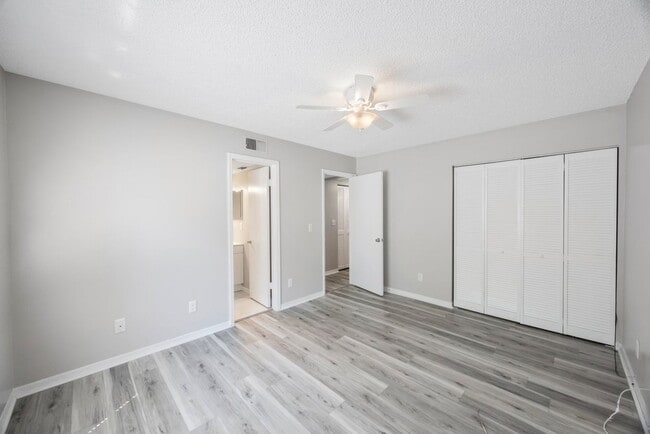 Building Photo - The Oaks at Safety Harbor 3 bedroom 2 bath