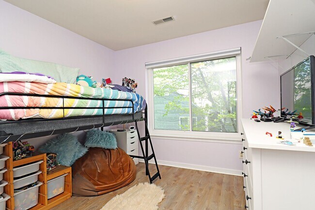 Building Photo - Move-in Ready + Pet-Friendly River Run Condo Near Pen Park