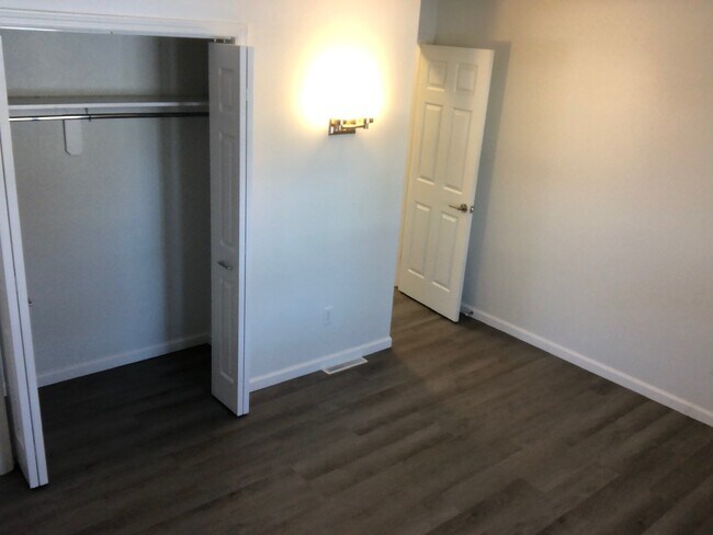 Primary bedroom - 806 Northlawn St NE