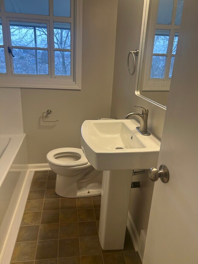 Building Photo - 335 S Lincoln Ave