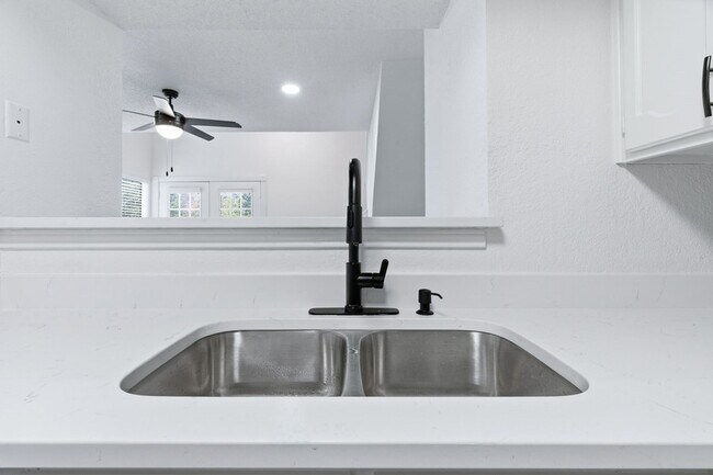 Building Photo - 3101 Sondra Dr