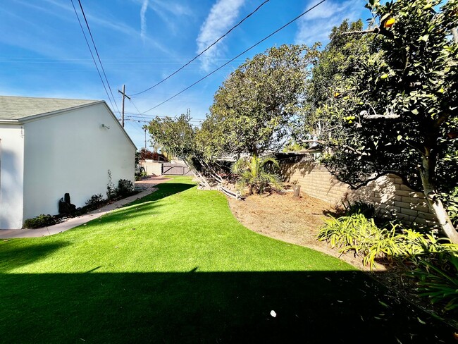 Building Photo - Beautiful 3B 2BA Home in Pacific Beach w/ ...