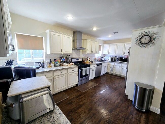 Kitchen - 6600 Saloma Ave