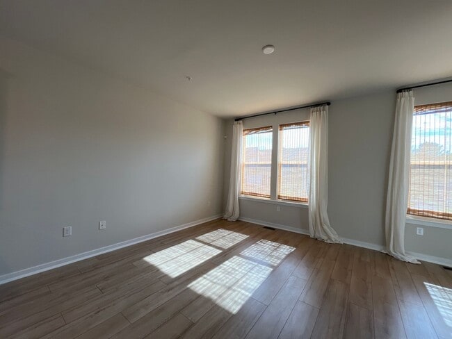 Building Photo - Beautifully maintained 3-bedroom, 2.5-bath...