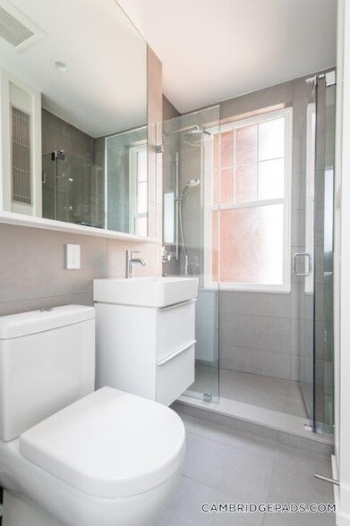 Building Photo - 16 Forest St