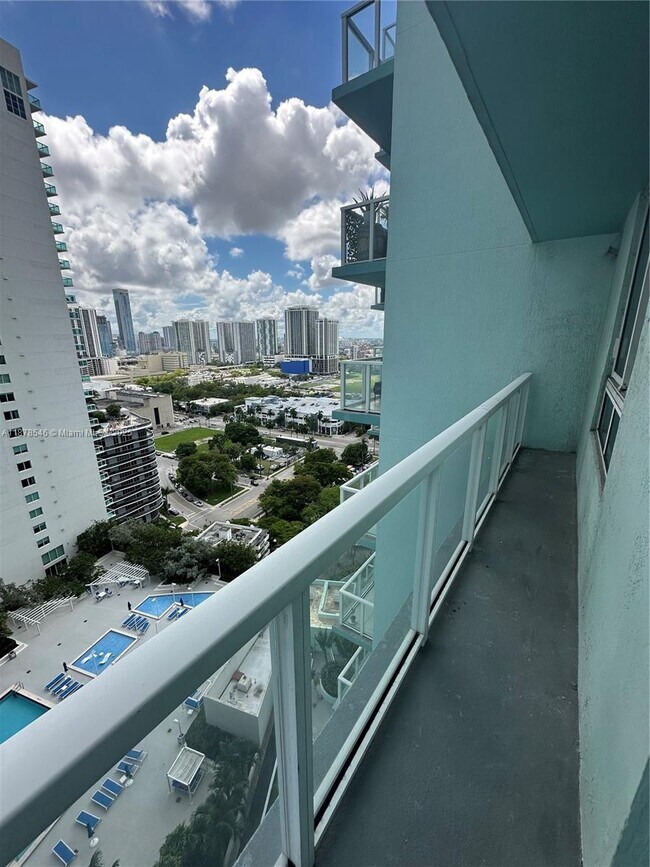 Building Photo - 1900 N Bayshore Dr