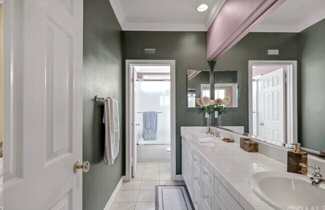 Building Photo - 9 Marisol