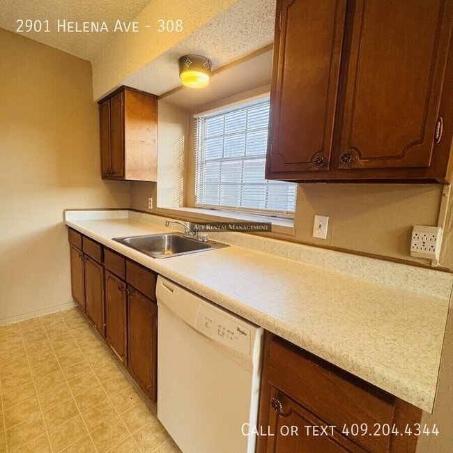 Building Photo - 2901 Helena Ave