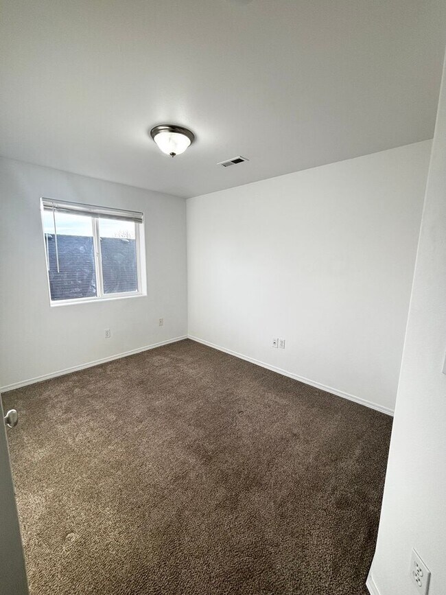 Building Photo - SW Bend House Near the Old Mill District, 4 Bdrms, 2.5 baths, A/C, Office/den, Dbl. Garage