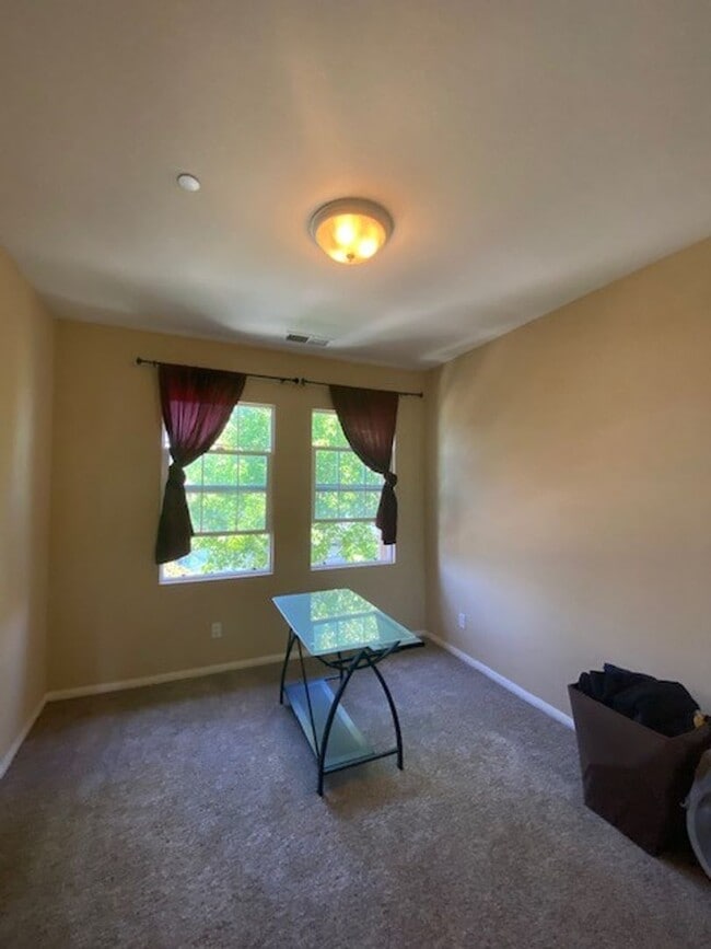 Building Photo - Beautiful, Must See 3 Bed, 2.5 Bath Town H...
