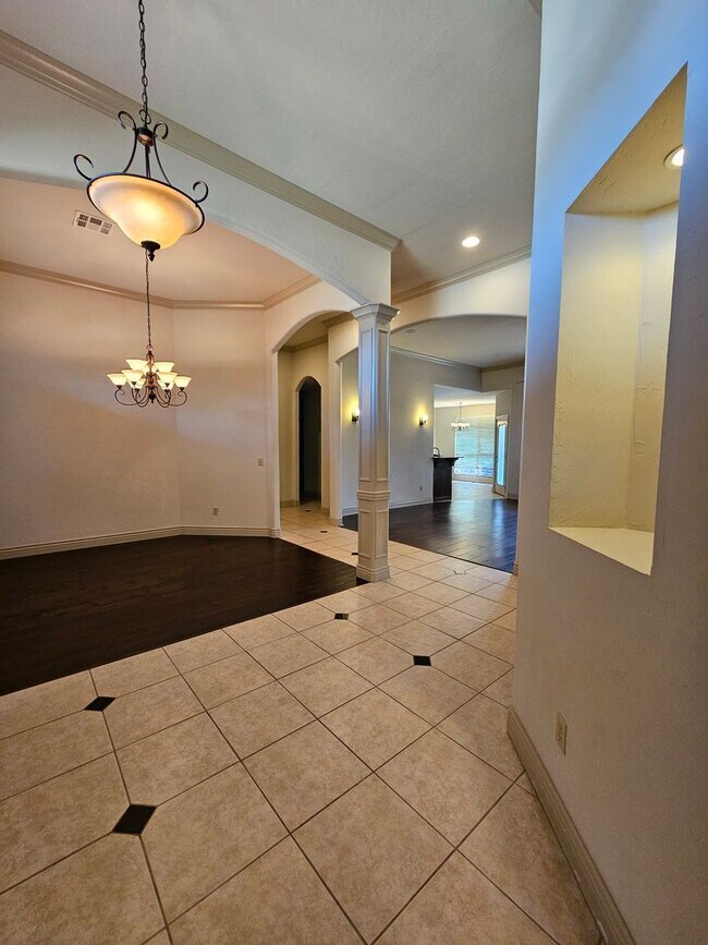Building Photo - 513 Summit View Ct