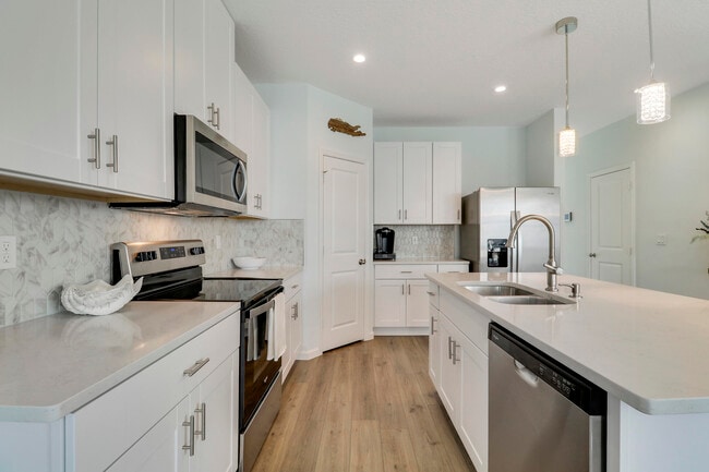 Building Photo - 5719 SE Edgewater Cir